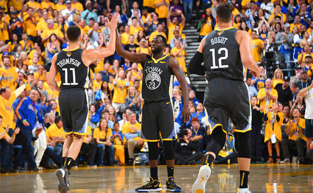 在扑克桌上 在扑克桌上